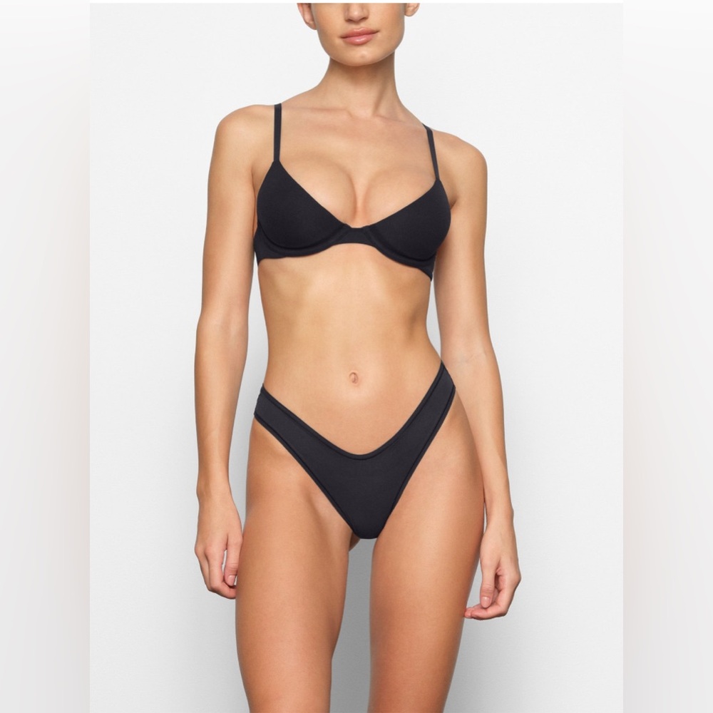 SKIMS Fits Everybody Scoop Plunge Bra, Color: Onyx, Size: 42DD